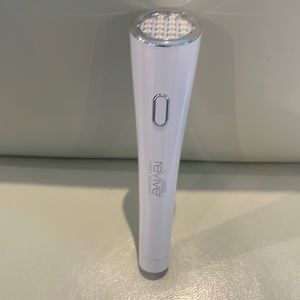 LEF Technologies Glo portable LED light therapy device